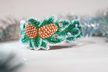 Load image into Gallery viewer, Winter Pine Collar