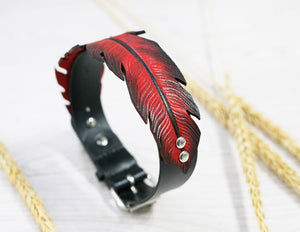 Collar de plumas rojas