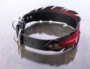 Collar de plumas rojas