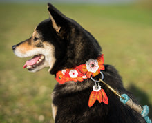 Cargue la imagen en el visor de la galería, Cuello con print de flores rojo
