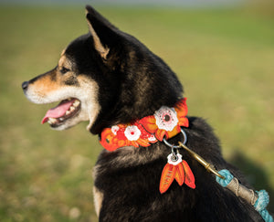 Cuello con print de flores rojo